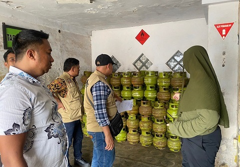 Makassar - Dinas Perdagangan (Disdag) Kota Makassar melakukan inspeksi mendadak (Sidak) ke sejumlah pangkalan Gas LPG 3 Kilogram dan Agen Gas LPG di beberapa kecamatan yang ada di Makassar, Kamis (6/7/2023). Melalui tim terpadu (trade rangers) Disdag mendatangi satu per satu agen penyalur LPG ke pangkalan yang berada di Jl. Minasa Upa, kecamatan Rappocini dan Panakkukang. Sidak dipimpin langsung Kepala Bidang Standarisasi dan Perlindungan Konsumen Disdag Makassar, Wahyudin Ali Achmad. Saat dikonfirmasi awak media, Wahyuddin mengatakan bahwa Sidak tersebut dilakukan guna menyikapi isu yang beredar di media mengenai kelangkaan dan mahalnya harga LPG usai Idul Adha 1444 H. "Sehingga atas arahan Kepala Dinas, Disdag Makassar dengan cepat mengambil langkah dengan menugaskan tim terpadu (trade rangers) untuk melakukan sidak ke beberapa agen dan pangkalan. Jadi tadi kita bagi menjadi 2 tim, ada yang ke Jl. Minasa Upa dan Panakkukang", katanya. Usai melakukan sidak, kata Wahyuddin, pihaknya berkesimpulan bahwa ternyata sejauh ini tidak ada masalah terkait kelangkaan dan mahalnya gas LPG. Hanya saja terjadi sedikit meterlambatan distribusi dari pertamina ke agen LPG. "Harganya pun sudah sesuai dengan harga normal. Seperti tadi di salah satu agen yang kita datangi, PT. Surya Mardipati ternyata harga yang diberikan ke setiap pangkalan itu Rp16 ribu/tabung sementara pangkalan menjual dengan harga Rp18.500/tabung. Kalaupun dibilang terjadi kenaikan sampai Rp25 ribu itu mungkin di tingkat pengecer", terangnya. Wahyuddin memastikan, kedepan, untuk mengantisipasi terjadinya kelangkaan dan mahalnya harga tabung gas LPG 3 kg yang cukup meresahkan masyarakat, pihaknya akan turun ke semua agen dan pangkalan yang ada di Makassar.