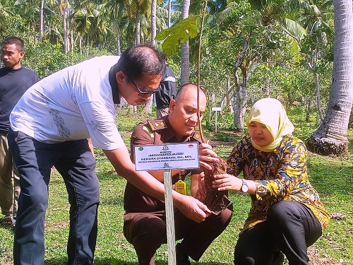 Ketua DPRD Selayar Hadiri Penanaman 500 Bibit Pohon di Bontosikuyu