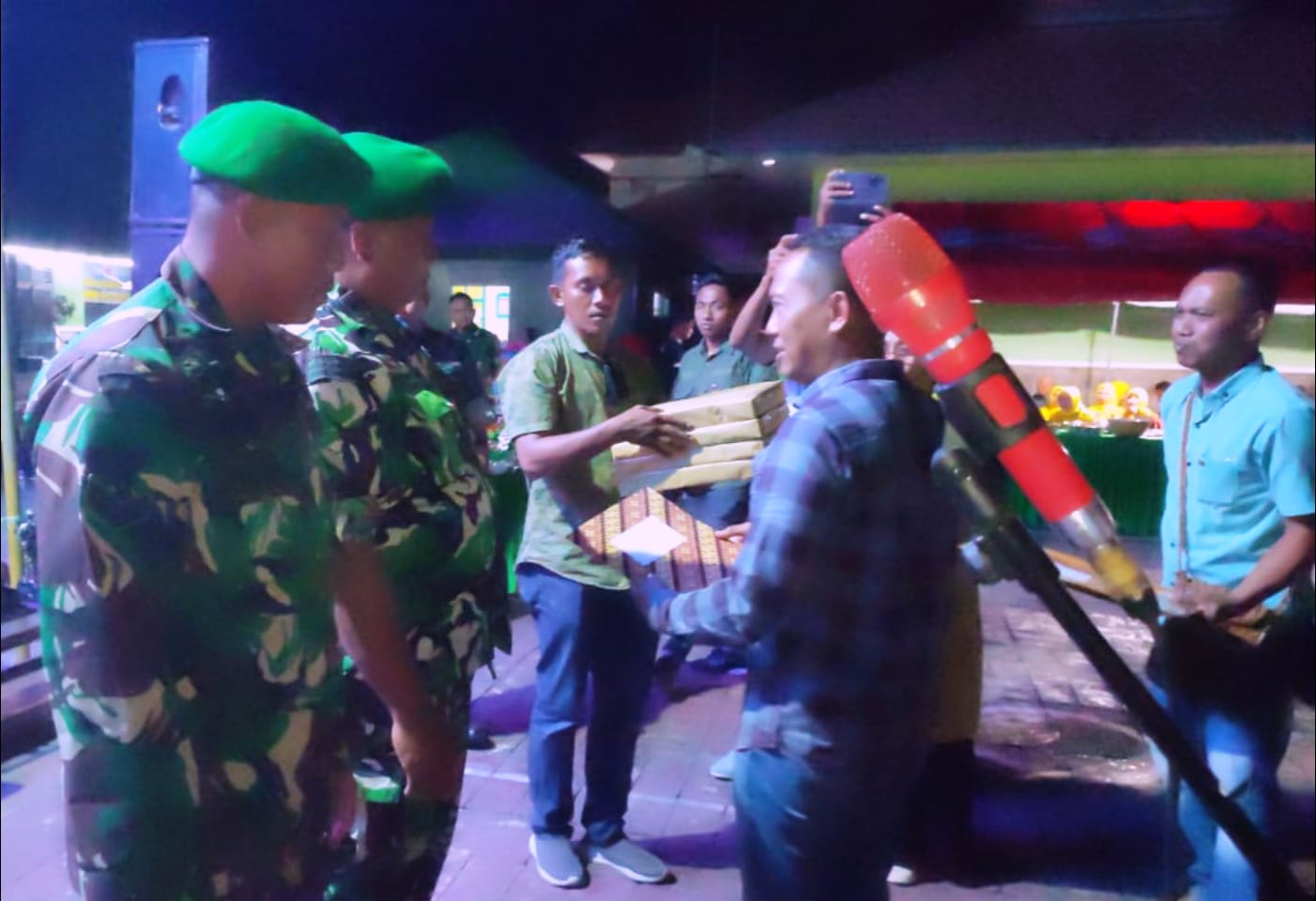 HUT Ke-78 TNI, Dandim 1415/Selayar Serahkan Penghargaan Kepada Babinsa ...