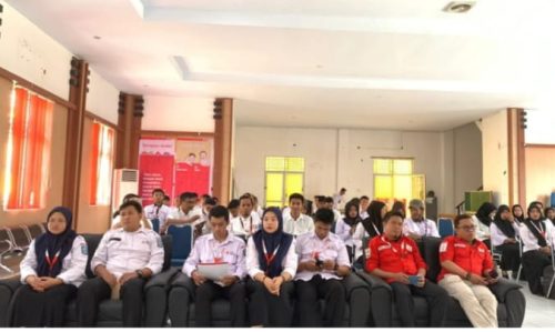 Palang Merah Indonesia (PMI) Kabupaten Soppeng menyelenggarakan kegiatan Orientasi Pembina PMR tingkat Mula se Kabupaten Soppeng bertempat di Aula Dinas Pendidikan Kabupaten Soppeng, Rabu (22/11/2023). Ketua Panitia pelaksana Abdul Rahman dalam laporannya menjelaskan bahwa pelaksanaan kegiatan ini bertujuan untuk mengaktifkan kembali PMR di Sekolah khususnya Tingkat Sekolah Dasar dengan merefresh kembali materi kepalangmerahan. Kegiatan orientasi ini terbagi menjadi 2 gelombang, yaitu Gelombang I dilaksanakan pada hari ini tanggal 22 s/d 24 November 2023 dengan peserta dari para Pembina PMR tingkat Mula/ SD sederajat se Kec. Lalabata, Kec. Ganra, Kec. Marioriawa dengan total peserta yang hadir sebanyak 58 orang. Sedangkan untuk Gelombang II akan dilaksanakan pada tanggal 28 s/d 30 November 2023 dengan peserta dari para Pembina PMR tingkat Mula/ SD sederajat se Kec. Donri-Donri, Kec. Lilirilau, Kec. Liliriaja, Kec. Citta dan Kec. Marioriwawo. Adapun narasumber untuk kegiatan ini berasal dari PMI Provinsi Sulawesi Selatan. Kegiatan orientasi ini, dibuka secara resmi oleh Ketua PMI Kabupaten Soppeng Drs. A. Tenri Sessu, M. Si, dalam sambutannya menjelaskan bahwa salah satu tujuan orientasi ini adalah untuk mengingatkan kembali kepada kita semua terutama yang berkaitan dengan kepalangmerahan. Hal ini penting mengingat kepalangmerahan merupakan salah satu kegiatan yang direkomendasikan oleh Kementerian Pendidikan berkaitan dengan kegiatan Ekstrakurikuler siswa. Tak hanya itu, ini juga akan menjadi bagian dari kegiatan para pembina PMR dalam melakukan sistem kerjanya. Secara garis besar, dalam kegiatan kepalangmerahan ini ada 3 tugas yang harus dilakukan yaitu menggerakkan kepalangmerahan di lingkungan sekolah, mengarahkan para siswa untuk berpalangmerah dengan sesungguhnya, serta mengawasi agar kegiatan-kegiatan kepalangmerahan dapat berjalan sesuai dengan apa yang diharapkan. “Oleh karena itu, saya berharap kepada para peserta agar mengikuti kegiatan orientasi ini dengan baik, dan canangkan dalam hati bahwa kita bergabung di Kepalangmerahan ini dengan berdasar pada 7 Prinsip Dasar Palang Merah” urai A Tenri Sessu yang juga Sekda Soppeng ini. Acara dilanjutkan dengan penyematan tanda peserta oleh Ketua PMI Kabupaten Soppeng.