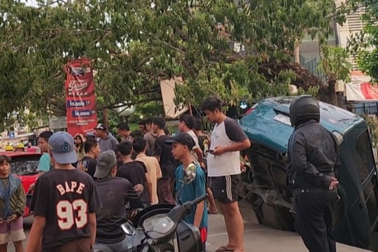 Mobil nyempung ke got di depan Bribob Kota Makassar