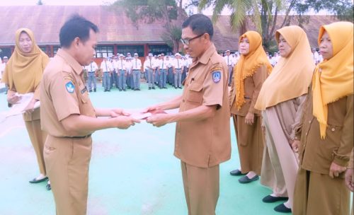 Kepala Sekolah MAN 2 Selayar Diganjar Penghargaan