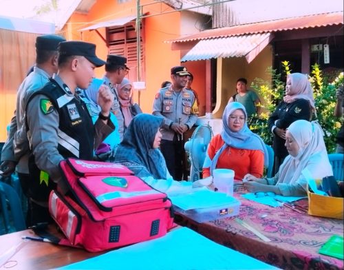 Ketua Bawaslu Dampingi Tim Dokkes Polres Selayar dan Dinkes Periksa Kesehatan di Sejumlah TPS