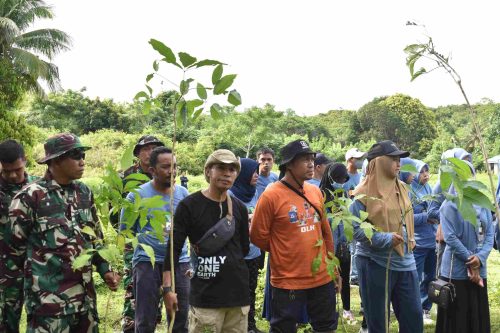 penanaman pohon di bumi perkemahan