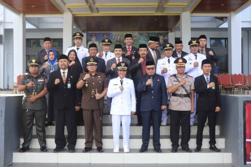 BukaBaca.ID, Kepulauan Selayar - Setelah 28 tahun berlalu, otonomi daerah telah memberikan dampak positif berupa meningkatnya angka Indeks Pembangunan Manusia (IPM), bertambahnya Pendapatan Asli Daerah (PAD), dan kemampuan fiskal daerah. Kepada daerah otonom baru yang telah mampu meningkatkan PAD nya dan kemampuan fiskalnya diharapkan dapat dimanfaatkan untuk program pembangunan dan kesejahteraan rakyat, sehingga dapat meningkatkan angka IPM, menurunkan angka kemiskinan, meningkatkan konektivitas serta akses infrastruktur yang baik. Demikian arahan Menteri Dalam Negeri pada Upacara Peringatan Hari Otonomi Daerah (Otoda) XXVIII, yang dibacakan oleh Wakil Bupati Kepulauan Selayar H. Saiful Arif, SH di Halaman Kantor Bupati Kepulauan Selayar, Kamis (25/4/2024). Masih membacakan arahan Mendagri, Wakil Bupati menyampaikan bahwa daerah yang kemampuan PAD dan fiskalnya baik, tetapi IPM-nya masih rendah, angka kemiskinan masih tinggi, dan akses infrastruktur belum baik, perlu melakukan evaluasi untuk memastikan penyusunan program dan kegiatan dalam APBD agar tepat sasaran, efektif dan efisien. "Saya mengimbau bagi daerah yang masih rendah PAD nya agar melakukan terobosan dan inovasi untuk menggali berbagai potensi yang dapat memberikan nilai tambah serta peningkatan bagi PAD, tanpa melanggar hukum dan norma yang ada serta tidak memberatkan rakyat," ucap Saiful Arif. Dikemukakan perjalanan otonomi daerah telah mencapai tahap kematangan untuk melahirkan berbagai teroboson kebijakan bernilai manfaat dalam rangka identifikasi dan perencanaan wilayah-wilayah yang berpotensi dikembangkan secara terintegrasi, yang kemudian membentuk aglomerasi kegiatan perekonomian dan terhubung antara satu wilayah dengan wilayah lainnya. Pada peringatan hari Otoda XXVIII ini dihadiri jajaran forkopimda, para kepala OPD, dengan peserta upacara dari TNI/Polri, Satpol PP, Korpri dan unsur ASN lainnya, dengan komandan upacara Camat Benteng Andi Mastatar. (ril)