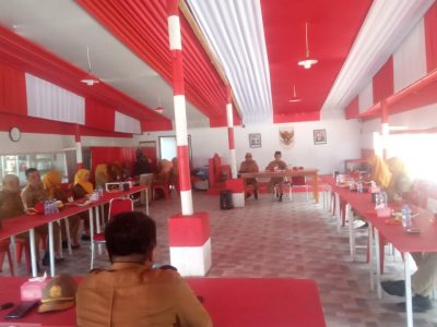 BukaBaca.ID, Selayar - Wakil Bupati Kepulauan Selayar, H. Saiful Arif, S. H., kembali memimpin acara rutin "Coffee Morning" di Warkop "Merah Putih," Jln. Saparuddin, Benteng Utara, pada Senin (29/1/2024) pagi, setelah upacara di Halaman Kantor Bupati. Dalam arahannya, Wabup Saiful Arif menegaskan bahwa "Coffee Morning" bukan hanya sekedar ngopi, melainkan merupakan Rapat Koordinasi rutin setiap Senin, di mana dibahas hal-hal penting dan mendesak untuk diselesaikan. Dengan nada prihatin, Wabup Saiful Arif menyampaikan urgensi diskusi di acara tersebut untuk mencari solusi terhadap hambatan yang dihadapi, dengan harapan dapat menghindari permasalahan yang berlarut-larut. Ia juga menyoroti rendahnya partisipasi pimpinan Organisasi Perangkat Daerah (OPD) dalam acara tersebut, mengingatkan bahwa semua pimpinan OPD diharapkan hadir atau menunjuk pejabat penggantinya untuk mewakili. "Tolong, Staf Ahli bidang Kesra, buat konsep suratnya, cantumkan juga perlunya kehadiran para Kabag lingkup Setda, dan juga Camat Benteng bersama tiga lurahnya," tegas Wabup Saiful Arif untuk memastikan keterlibatan seluruh jajaran terkait. Salah satu fokus utama dalam rapat tersebut adalah rencana kedatangan Tim Penilai "Adipura" dalam waktu dekat. Wabup Saiful Arif memerintahkan Kepala Dinas Lingkungan Hidup (LH) untuk membuat Surat Penugasan kepada pimpinan OPD terkait guna melakukan pembenahan di semua titik yang akan dipantau dan dinilai oleh Tim. Waktu yang terbatas menjadi perhatian utama, sehingga pelaksanaan pembenahan harus dilakukan segera. Khususnya terkait pembenahan di kompleks kantor Bupati, Wabup Saiful Arif menekankan untuk melakukan pembersihan, Selasa, (30/1) (hari ini, red), dengan melibatkan semua personil Setda, BKPSDM, BPKPD, Kominfo, dan Dinas PMD, serta Bappelitbangda. Kepala Dinas LH dan staf teknisnya juga diharapkan hadir untuk mendukung proses tersebut. Selain itu, Wabup Saiful Arif menekankan agar semua kegiatan yang layak dipublikasikan diinfokan ke Humas untuk diliput dan diberitakan. Kehadiran Camat Benteng beserta para lurahnya juga dianggap penting, sebagai pihak yang seharusnya menguasai persoalan kota dan melaporkannya terkait berbagai aspek kota seperti lampu jalan, traffic light, drainase, gorong-gorong, sampah berserakan, air tergenang, dan lain-lain. Wabup juga meminta agar Kabag selalu hadir, karena tugasnya terkait dengan pengumpulan data dan informasi serta koordinasi dengan unit kerja teknis untuk tindak lanjutnya. Arahannya diakhiri dengan peringatan dan pertanyaan terkait tindak lanjut rapat koordinasi sebelumnya serta persiapan kegiatan mendesak, seperti peringatan Isra Mi'raj Tingkat Kabupaten, lelang amal untuk Sajadah Granit di Masjid Baru "Rahmatan Lil Alamin," penunjukan Desa Binaan oleh para Camat, penegakan Perda Ternak menuju sistem Pertanian dan Perkebunan Tanpa Pagar, serta rencana meninjau langsung kondisi GOR yang belum lama ini diberitakan, dimasuki, dan dirusak oleh oknum yang tidak bertanggung jawab. (*)