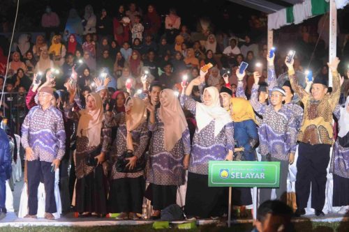 TAKALAR - Lomba Musabaqah Tilawatil Qur'an (MTQ) XXXIII Tingkat Provinsi Sulawesi Selatan (Sulsel) resmi dibuka oleh Penjabat Gubernur Sulsel Bahtiar Baharuddin di Lapangan Makkatang Daeng Sibali, Kabupaten Takalar, Kamis (2/5/2024) malam. Pada lomba MTQ ini diikuti oleh 24 kabupaten/kota se Sulawesi Selatan dengan menurunkan para qori qoriah terbaiknya. Khusus Kabupaten Kepulauan Selayar berjuluk BumiTanadoang ini menurunkan 37 peserta terbaiknya dengan mengikuti tujuh cabang lomba dari delapan cabang yang dilombakan. Dari 37 peserta tersebut, kafilah dari Kabupaten Kepulauan Selayar ini hanya menarget prestasi. Demikian dikemukakan oleh Ketua Kafilah, Kepala Kantor Kementerian Agama (Kakankemenag) Dr. H. Aswar Badulu, S.Ag., M.Si saat dikonfirmasi dari arena MTQ, Jumat (3/5). "Insya Allah kita capai prestasi, dan untuk menjadi juara menjadi harapan kita semua, dan prestasi inilah yang akan berkelanjutan untuk mencapai juara dan eksis kedepannya," ucap Aswar Badulu. Dirinya berharap, melalui ajang MTQ ini, Selayar bisa mencetak generasi rabbani berakhlak menuju Indonesia emas. Kakankemenag mengungkapkan, kafilah dari Kabupaten Kepulauan Selayar disebar pada sejumlah pondokan di Kelurahan Pa'bundukan Kecamatan Polong Bangkeng Selatan. "Alhamdulillah kami disambut hangat oleh masyarakat setempat dan kita telah menjalin silaturrahmi. Mohon doanya semoga kita capai prestasi menuju juara," tutup Aswar Badulu. Sementara Wakil Ketua DPRD Selayar, H. Andi Idris, menyampaikan harapan kepada para peserta lomba MTQ agar tetap semangat dan diberikan kesehatan selama lomba. "Semoga peserta MTQ perwakilan Selayar bisa juara," pungkasnya. (Im-Muk)