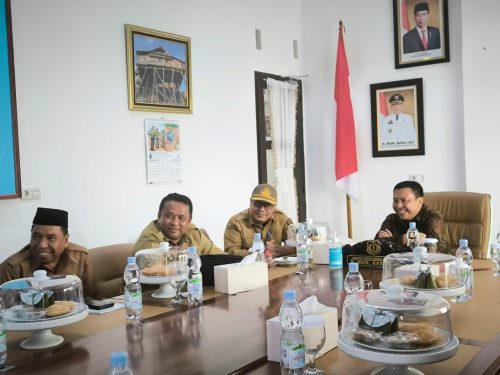 Bupati Kepulauan Selayar Muh. Basli Ali mengikuti entry meeting dengan Badan Pemeriksa Keuangan (BPK) Republik Indonesia Perwakilan Sulawesi Selatan secara virtual zoom, bertempat di ruang vidcon Rumah Jabatan Bupati, Senin (5/2/2024). Tampak zoom meeting tersebut juga diikuti oleh Pj. Gubernur Sulsel Bachtiar Baharuddin dan seluruh kepala daerah se- Sulawesi Selatan. Kepala BPK Perwakilan Sulsel Amin Adab Bangun mengungkapkan bahwa pemeriksaan yang dilakukan oleh BPK RI merupakan amanat dari undang - undang dan harus dilaksanakan setiap tahunnya. "Pemeriksaan ini dilaksanakan secara serentak mulai tanggal 5 Februari hingga 30 hari kedepan, sementara exit meeting akan digelar pada 5 Maret 2024, selanjutnya pada minggu kedua Maret 2024 dilakukan penyampaian LK Unaudited," jelasnya. Dirinya berharap tahun ini seluruh pemerintah daerah dapat manyajikan Dokumen LKPD yang berkualitas serta meminimalisir temuan khususnya dalan pengelolaan keuangan. "Agar pemeriksaan awal ini berjalan lancar, kami mohon dukungan pimpinan pemerintahan daerah, agar menginstrusikan jajarannya memperlancar arus ketersedian dokumen yang diperlukan dalam pemeriksaan, apabila ada permasalahan segera dikomunikasikan dengan tim pemeriksa," ujarnya. Basli Ali pada kesempatan tersebut menyampaikan bahwa hari ini selaku kepala daerah dirinya baru saja menerima secara resmi tim BPK yang akan melakukan pemeriksaan di Kabupaten Kepulauan Selayar. Sehubungan dengan itu, Bupati Basli Ali mengimbau dan menekankan kepada seluruh jajaran Organisai Perangkat Daerah (OPD) agar merespon cepat dan memberikan pelayanan maksimal dengan menyiapkan dokumen dan data yang dibutuhkan oleh tim pemeriksa, "Besar harapan kami Pemkab Kepulauan Selayar kembali mendapatkan opini WTP," katanya. Kegiatan ini turut dihadiri Sekretaris Daerah, Mesdiyono, Kepala Badan Keuangan, H. Muchtar, Inspektur Kabupaten, Irwan Baso serta pihak terkait lainnya. (Humas-IC)