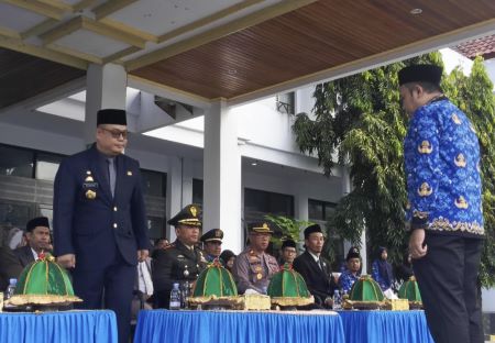 Sekda Selayar Jadi Irup Peringatan Hardiknas di Halaman Kantor Bupati