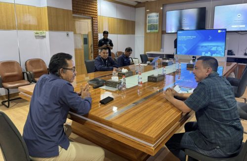 Bupati Kepulauan Selayar, H. Muh. Basli Ali kembali melakukan audensi dengan General Manager PLN Unit Induk Dustribusi (UID) Sulawesi Selatan, Sulawesi Tenggaran dan Sulawesi Barat (Sulselrabar), Moch. Andy Adchami Noerdin di Makassar, Selasa (21/5/2024). Hal itu dilakukan Bupati Basli Ali dalam rangka Peningkatan, Pengembangan dan Pembangunan Sistem Kelistrikan di Kabupaten Kepulauan Selayar khususnya diwilayah kecamatan kepulauan. Dalam Kesempatan tersebut Basli Ali meminta PLN memberikan perhatian khusus kepada Kabupaten Kepulauan Selayar, disebutnya kapasitas dan kuantitas listrik diwilayahnya belum merata dan belum mencukupi kebutuhan masyarakat. "Masih ada dua kecamatan diwilayah kepulauan yang belum mendapatkan layanan listrik oleh PLN," keluh Bupati dihadapan General Manager PLN UID Sulselrabar Moch. Andy Adchami Noerdin dan Senior Manager Perencanaan - Adi Fitriatmojo. Untuk itu, ia berharap PLN mempercepat penyelesaian dan fungsionalisasi proyek Pembangunan PLTS ditiga kecamatan yakni kecamatan Pasimarannu, Pasilambena dan Kecamatan Taka Bonerate. "Listrik merupakan kebutuhan mendasar untuk menopang kehidupan masyarakat. Tidak optimalnya pasokan listrik sangat berpengaruh dan menyebabkan tidak berkembangnya industri pengolahan pada sektor unggulan di Kabupaten Kepulauan Selayar," imbuh Basli Ali. Disamping itu, dirinya juga mengungkap sejumlah kasus ganguan jaringan listrik diwilayahnya, PLN perlu memikirkan sistem jaringan listrik bawah tanah, mengingat ganguan jaringan listrik diwilayah Kabupaten Kepulauan Selayar setiap saat terjadi. "Jaringan listrik yang saat ini menggunakan jaringan kabel udara rentan dengan kendala gangguan jaringan akibat cuaca buruk yang setiap tahun landah Selayar," pungkasnya. Menanggapi itu GM PLN Sulselrabar Andy Adchami Noerdin mengatakan, dalam waktu dekat, paling lambat bulan depan, akan melakukan kunjungan ke Kebupaten Kepulauan Selayar, dia juga memastikan dalam kunjungannya itu, akan ada peresmian Pembangunan PLTS di kecamatan kepulauan. (Humas-IC)