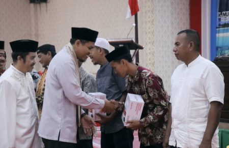 Pengurus Cabang Ikatan Da'i Indonesia (PC IKADI) Kecamatan Bontoharu dan Kecamatan Bontosikuyu, Kabupaten Kepulauan Selayar Masa Bakti 2023 - 2027 resmi dilantik. Ustadz Salahuddin, S. P.d diamanahkan sebagai Ketua PC IKADI Kecamatan Bontoharu, sementara untuk Kecamatan Bontosikuyu diamanahkan kepada Ustadz Muhammad Taslim, S.P. Keduanya dilantik langsung oleh Ketua Pengurus Daerah IKADI Muh Aspa, S. Sos., disaksikan Ketua Majelis Ulama Indonesia (MUI) Kabupaten Kepulauan Selayar, H. Arfang Arief, di Ruang Pola Kantor Bupati, pada Ahad (26/5) pagi. "Dengan dilantiknya pengurus baru IKADI ini diharapkan menjadi roh dan semangat baru untuk menyebarkan syiar islam pada dua kecamatan tersebut," ucap Muh Aspa. Lebih lanjut, IKADI juga memiliki peran untuk meluruskan pola pikir masyarakat yang saat ini dinilai cenderung pragmatis melalui mimbar dakwah. Dirinya juga berpesan dan mengajak para Da'i maupun masyarakat secara umum untuk lebih mengedepankan persamaan bukan perbedaan. Sementara itu, Asisten Ekbang Setda, Arfang Arief yang dalam kapasitas sebagai Ketua MUI Kepulauan Selayar menyampaikan apresiasi dan ucapan selamat kepada para pengurus IKADI yang baru dilantik. "Selamat kepada para Da'i yang baru dilantik, semoga bisa berdakwah dengan baik dan mengantarkan masyarakat selayar menuju masyarakat yang lebih religius" ucapnya singkat. Pelantikan juga dirangkaikan dengan penyerahan Bantuan Mic kepada 47 Masjid yang di empat kecamatan yakni Bontomatene, Bontomanai, Bontoharu dan Bontosikuyu. Selain itu, juga diisi dengan penyerahan penghargaan kepada para tiga Da'i yang dinilai teraktif menurut pilihan pengurus masjid dan mubaligh, mereka adalah Ustadz Andi Muh. Harun asal Bontoharu, Ustadz H. Aminuddin Hasyim dari Bontomanai dan Ustadz Rapa Ali dari Bontosikuyu. (Humas/Red)