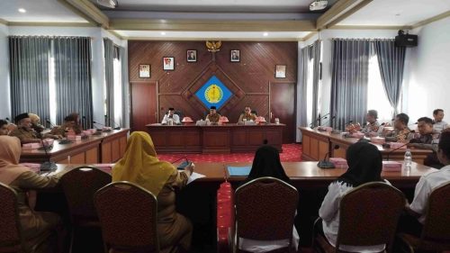 "Koordinasikan dengan panitia di provinsi, terutama kamar transit jemaah sebelum dipulangkan ke Selayar, karena jemaah kita tentunya butuh istirahat sebelum kembali ke Selayar," terangnya. Karena ada penerimaan secara resmi oleh Pemerintah Kabupaten Kepulauan Selayar, sekda Mesdiyono imbau agar panitia yang ditugaskan standby di Selayar untuk mengatur jadwal kegiatan sebaik mungkin. "Jemaah itu biasanya sudah tidak sabar untuk berkumpul dengan keluarga, sehingga seremonial penerimaan jemaah diupayakan sesingkat mungkin, agar ada ruang bagi keluarga untuk bertemu dengan jemaah haji yang baru tiba di Selayar", jelasnya. Seperti diberitakan sebelumnya, jemaah Kepulauan Selayar yang berangkat ke Tanah Suci Mekah berjumlah 118 orang, yang diharapkan kembali utuh dengan predikat Haji Mabrur. Hingga berita ini diturunkan, jemaah haji asal Kabupaten Kepulauan Selayar dilaporkan dalam keadaan sehat walafiat. (Humas IKP Diskominfo SP/Im-Muk)