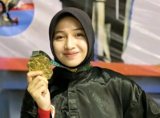 Cewek Cantik Buruh Angkut Semen